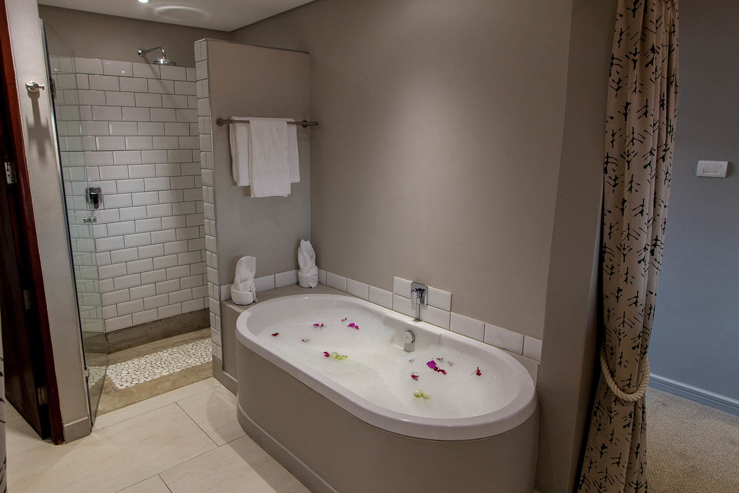 chobe bush lodge botswana-lodges-chobe-national-park-bath